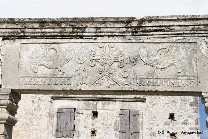 Frente frontão cinzelado de uma casa em ruínas, Vori - Creta, Grécia