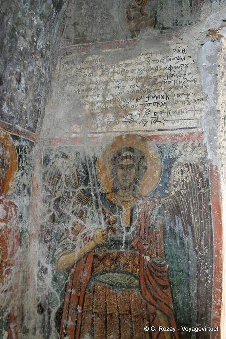 Anjo pintado na parede de trás de Agia Paraskevi Voutas - Creta, Grécia