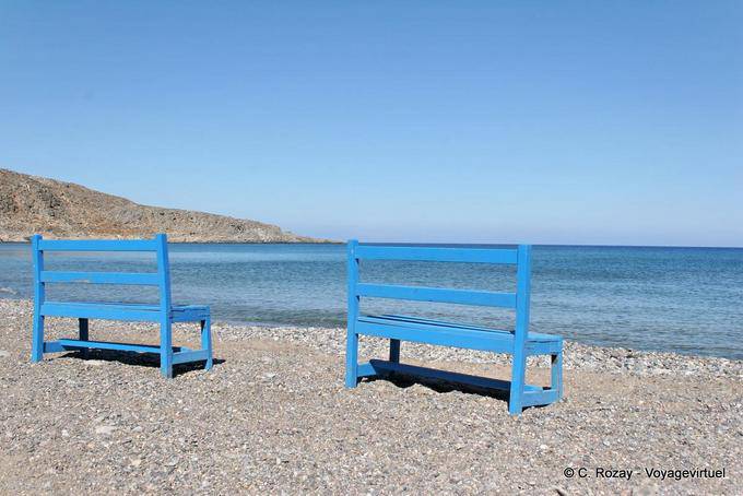 Kato Zakros, bancos de madeira instalados lá para admirar o mar infinito - Creta, Grécia