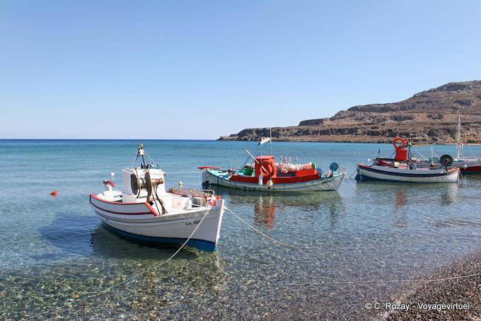 Kato Zakros, barcos de pesca ancorados na água cristalina - Creta, Grécia