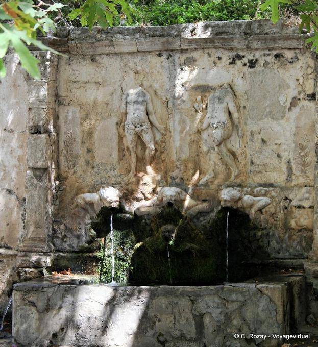 Zaros fonte, fonte muito antiga, na entrada da Moni Agiou Antoniou Vrontisiou - Creta, Grécia