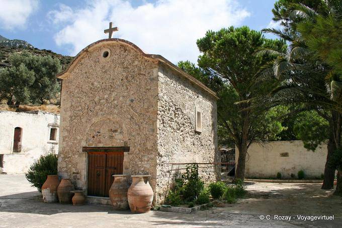 Zaros, capela no pátio do mosteiro de Vrontisiou - Creta, Grécia
