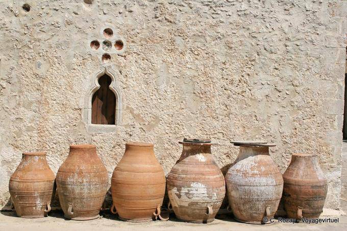Zaros Mosteiro Vrontissi, frascos de alinhamento ou pithoi - Creta, Grécia