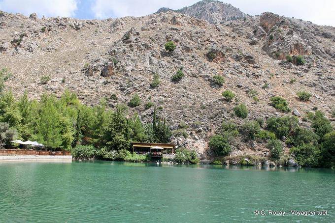 Zaros, o pequeno lago artificial Volomos - Creta, Grécia