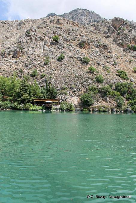 Zaros, peixes nadando e restaurante no Lago Volomos - Creta, Grécia