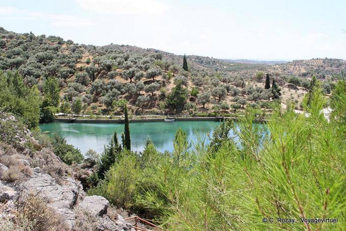 Zaros, outra visão do reservatório em Volomos, ciprestes e oliveiras - Creta, Grécia