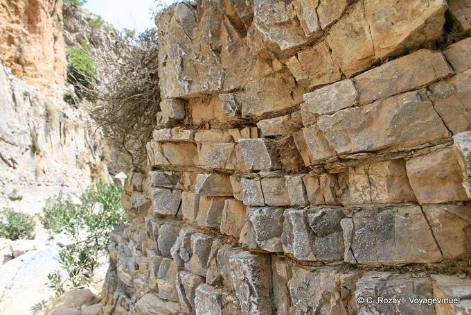Zaros, parede natural de rochas no desfiladeiro de Rouvas - Creta, Grécia