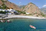 Agia Roumeli praia de calhau para um mergulho no final do desfiladeiro trilha Samaria, Creta.