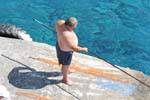 Agia Roumeli-pescador no cais, Creta.