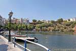 Agios Nikolaos, no Lago Voulismeni ou bacia Artemis, Creta.