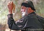 Perfil da antiga Anopoli com cana-de-pastor tradicional, Creta.