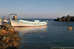 Barco branco e azul em mar calmo, Frangokastello, Creta.