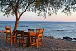 Mesa Tavern pelo mar, Frangokastello, Creta.