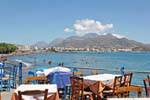 Panorama da Baía de Ierapetra (Gerapetro) e as montanhas Thrypti Dimou e Agioi Saranta, Creta.