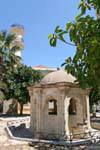 Tribunal da antiga mesquita com chafariz e minarete, Ierapetra, Creta.