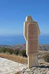 Nomes das vítimas sobre uma estátua dedicada ao massacre e sacrifício de Amiras Viannites, Creta.