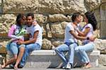 Amantes que smooch em bancos públicos, Heraklion, Creta.