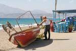 Cretenses e seu barco antes da praia Kalamaki, sul de Tymbaki, Creta.
