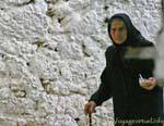 Preto sombra na parede com cal, Oropedio Lassithiou, Creta.