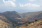 Estrada no vale com profunda Malia, Heraklion, Creta.