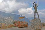 Estátua do cão Homo sapiens e pitoresco museu localizado em Hersonissos, Creta.