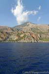 Nuvem erguendo-se sobre a montanha com vista para Agia Roumeli, Creta.