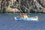 Pescador em seu barco na beira das falésias para Sougia, Creta.