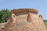 Solar Deco em um pithos usado para armazenar produtos agrícolas não-perecíveis, Malia, Creta.