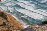 Praia de areia vermelha chamou Épiro, Matala, Creta.