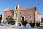 Igreja rosa pouco na planície de Messara, Creta.