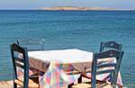 Tabela à beira do mar da praia Chiona Palekastro, Creta.