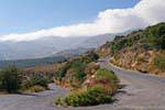 Hairpin uma estrada de montanha acima Plakias, Creta.