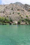 Zaros, peixes nadando e restaurante no Lago Volomos, Creta.
