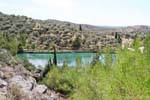 Zaros, outra visão do reservatório em Volomos, ciprestes e oliveiras, Creta.