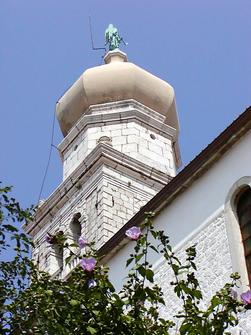 Cúpula da igreja da vila de Krk, Croacia