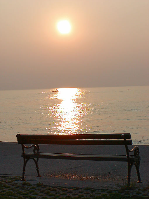 Banco na beira da água, pôr do sol, Krk, Croacia