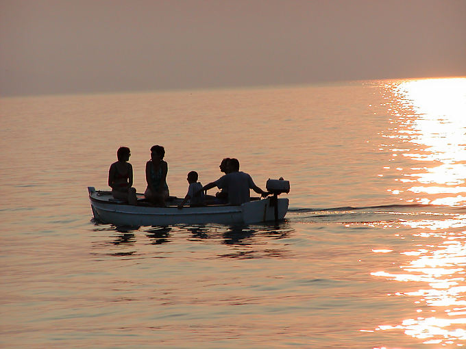 Família passeio de barco no ouro do mar, ilha de Krk, Croacia
