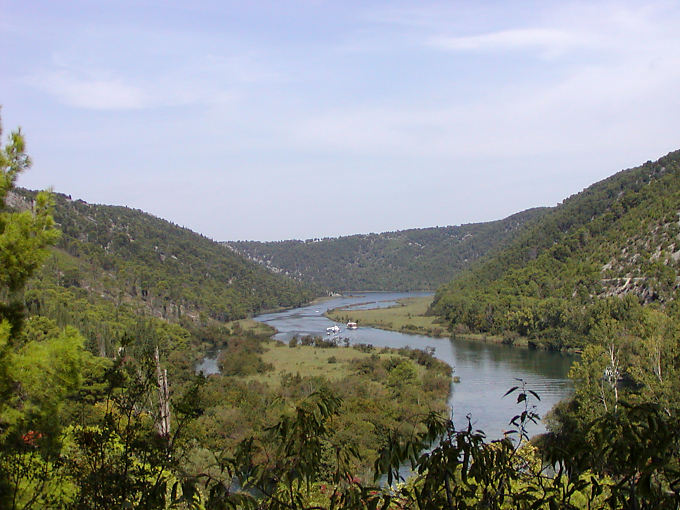 Barcos de turismo no rio Parque Nacional de Krka, Croacia