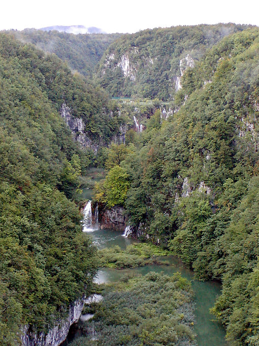 Na sequência de cachoeiras no desfiladeiro entre os lagos, Plitvice, Croacia