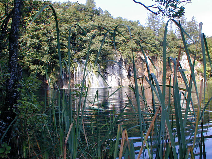 Atrás do Plitvice corre, Croacia