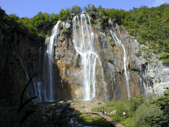 A grande cachoeira, altura de 78 m, rio Plitvica, Plitvice, Croacia
