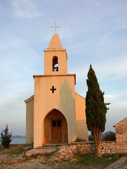 Capela ao pôr do sol, a TRIBUNJ, Croacia