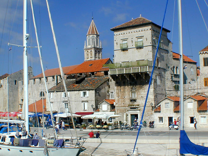 Trogir, porto, as muralhas e torre do sino da Catedral de St. Lawrence, Croacia