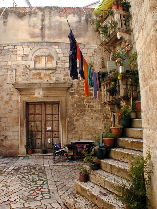 Canto no centro histórico medieval de Trogir, Croacia