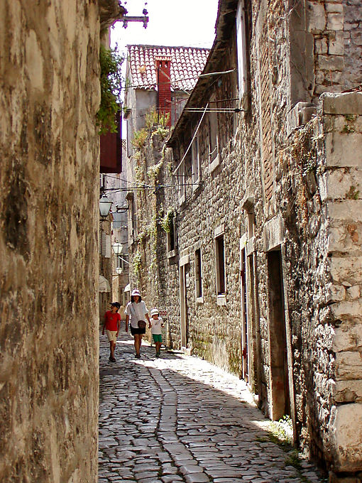 Trogir, medieval rua de paralelepípedos, Croacia