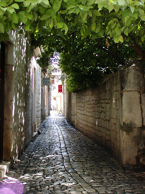 Rua típica de Trogir, Croacia