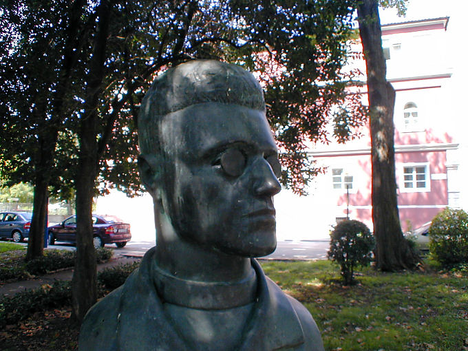 Óculos busto, escultura em bronze, Zadar, Croacia