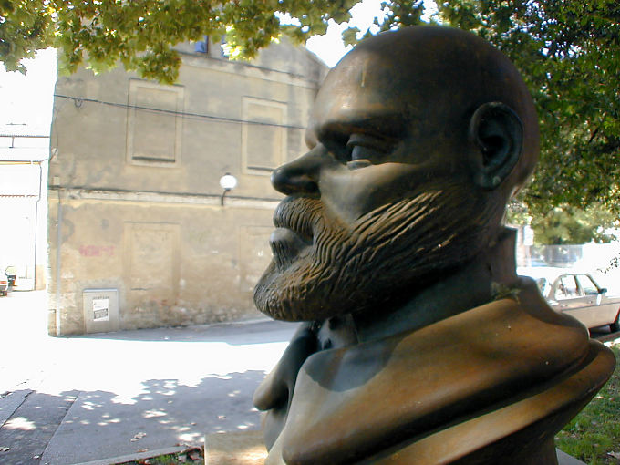 Bronze barba, vista lateral, Zadar, Croacia