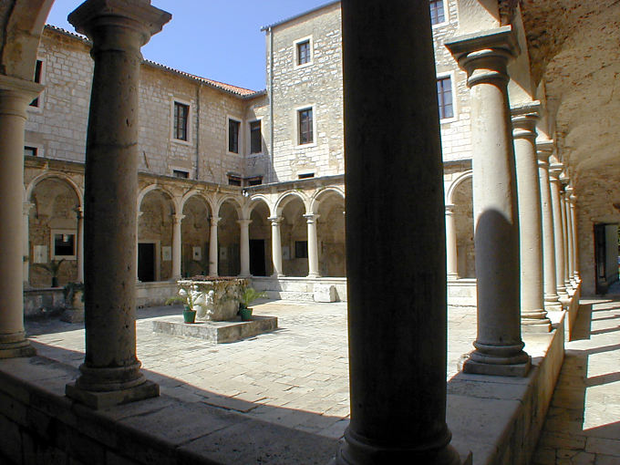 Claustro do Mosteiro Franciscano, Zadar, Croacia