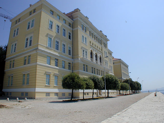 Baseando-se na orla Obala Kralja Kresimira IV, Zadar, Croacia